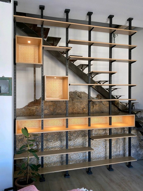 Intégration d'une roche saillante dans la conception d'une bibliothèque de style industriel à Marseille