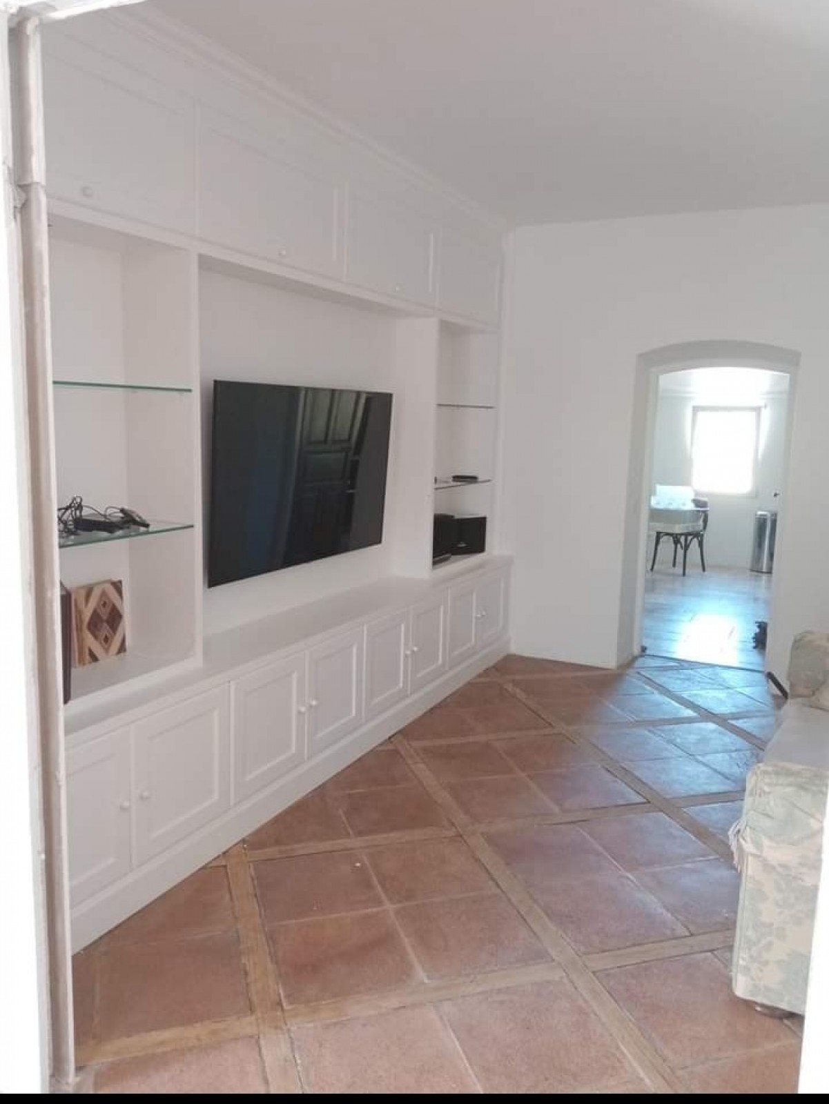 Meuble tv intégré blanc style provençale