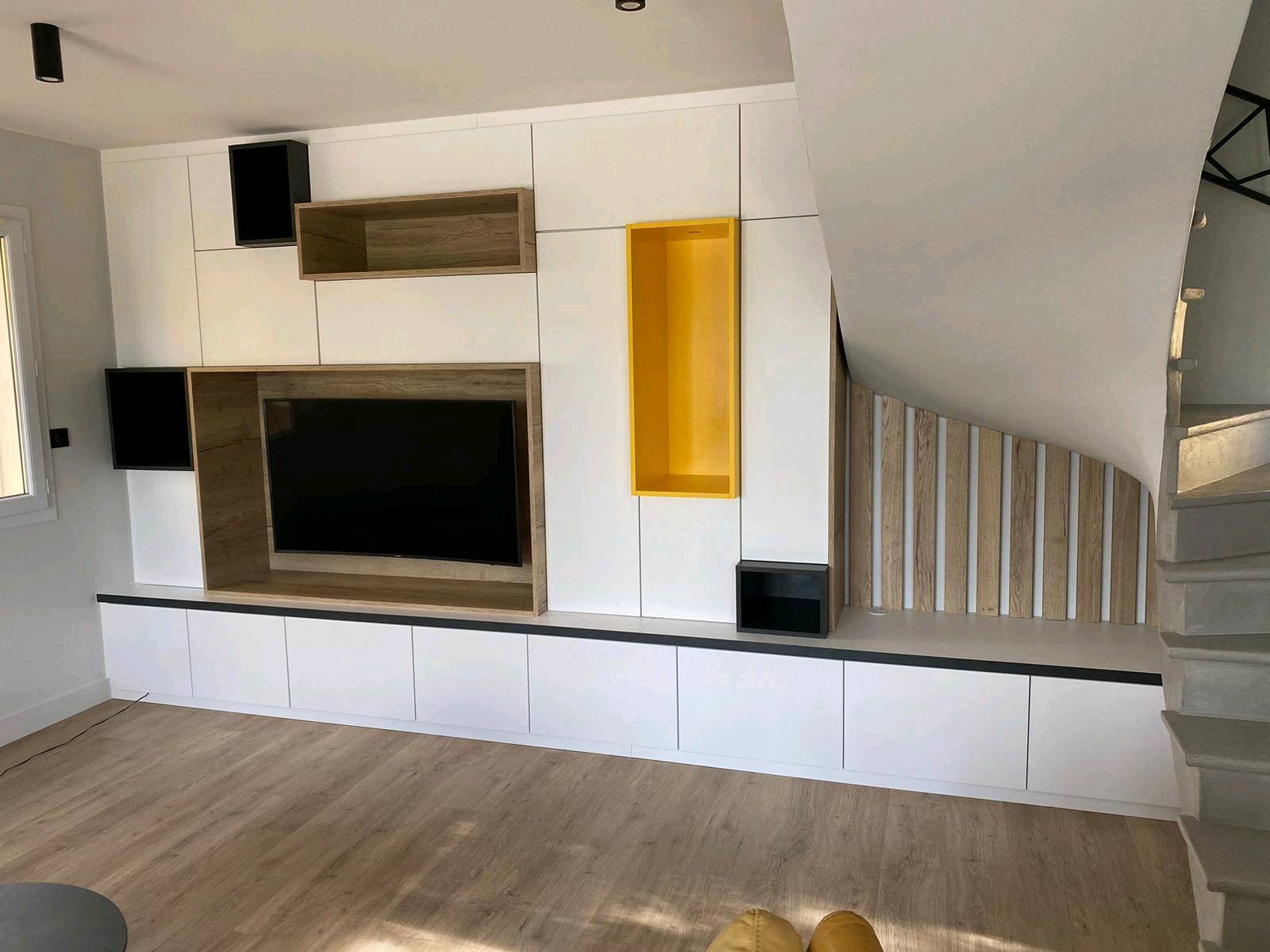 Meuble tele moderne sur mesure et claustra sous-escalier