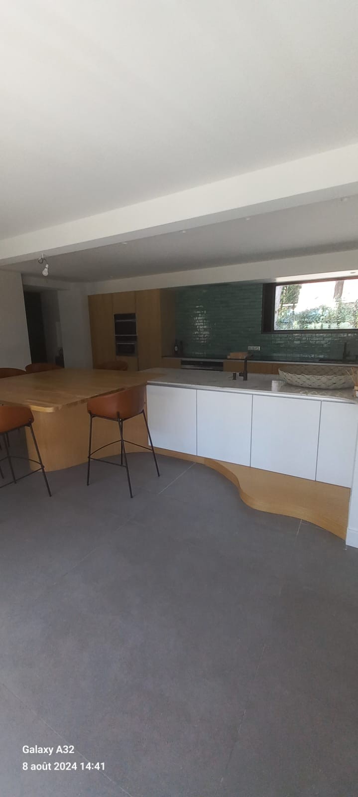 cuisine sur mesure en bois avec plateau pierre naturelle au Baux de Provence