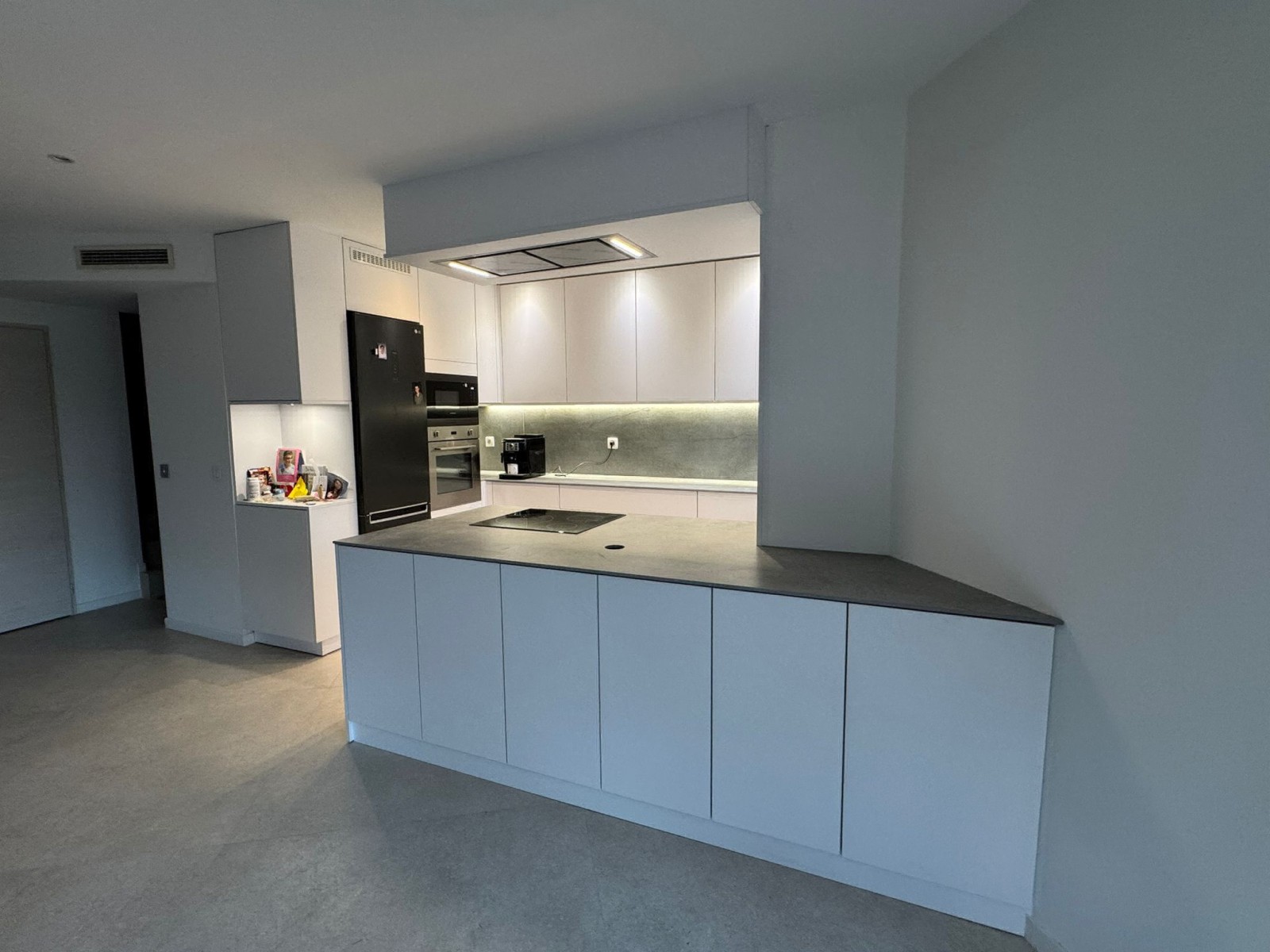 cuisine sur mesure blanche avec plateau céramique à Marseille 