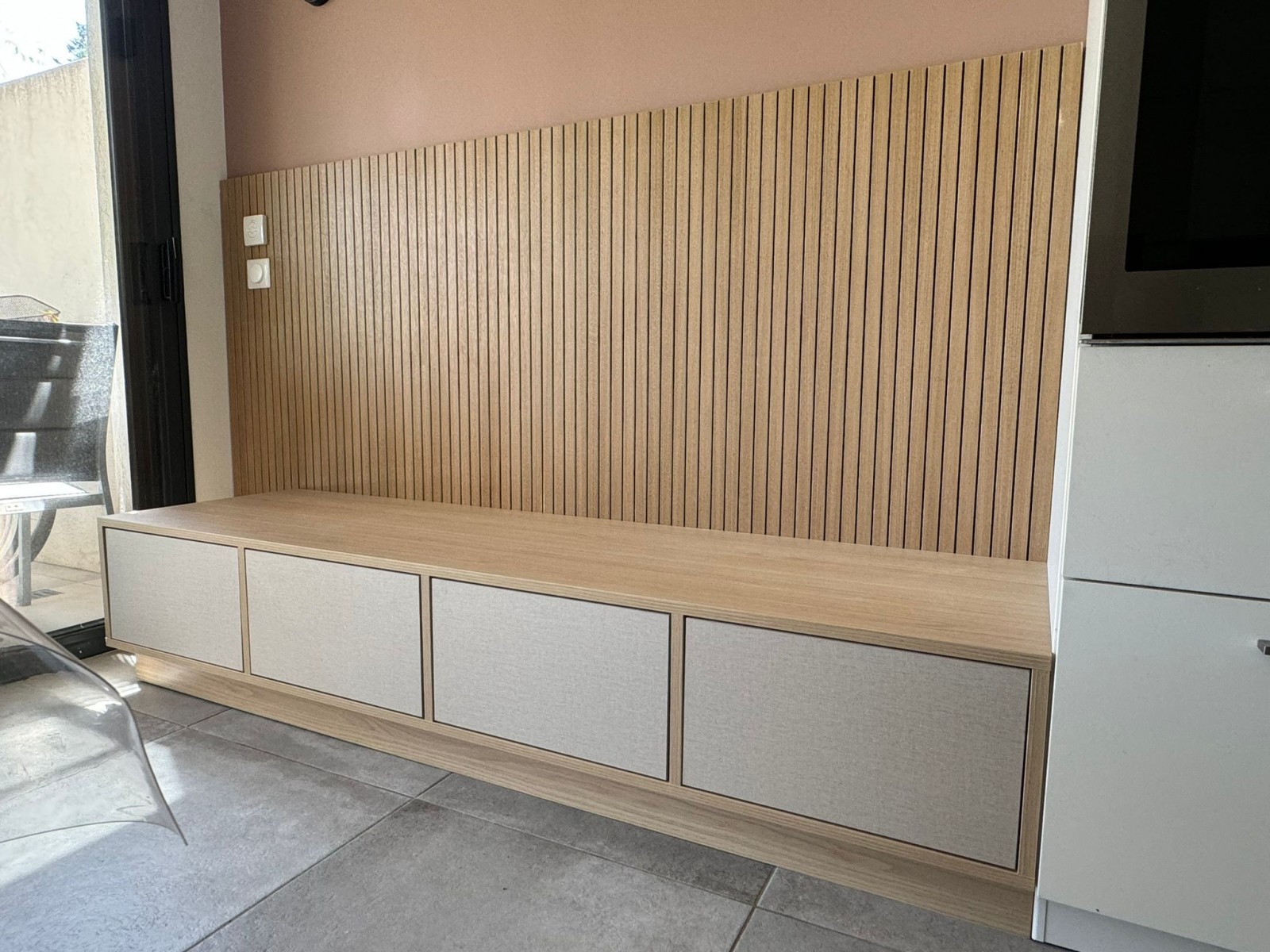 banquette sur mesure avec tiroir et persiennes à Aix en Provence