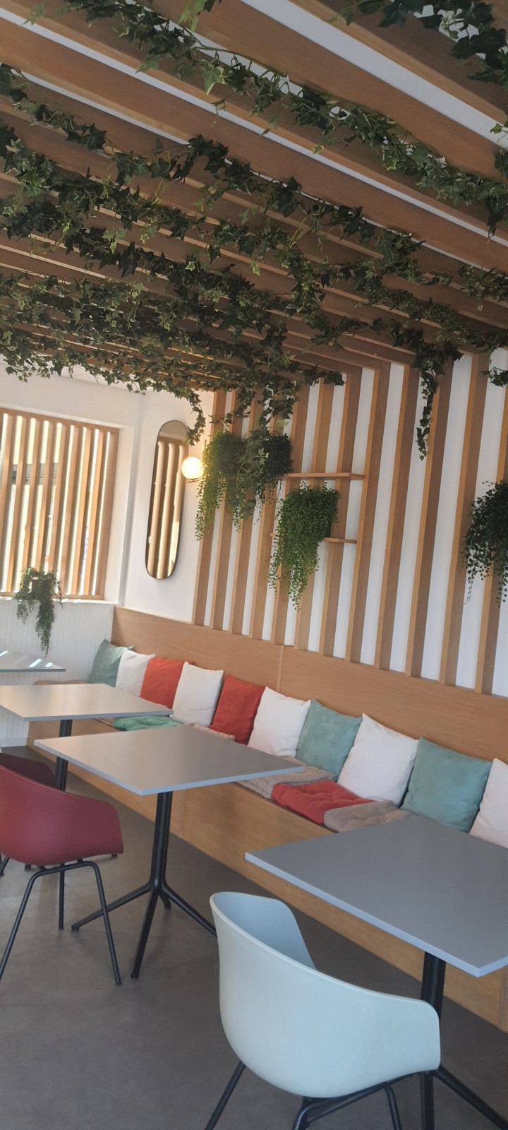 création d'un work café à Marseille avec baquettes et habillages en bois.