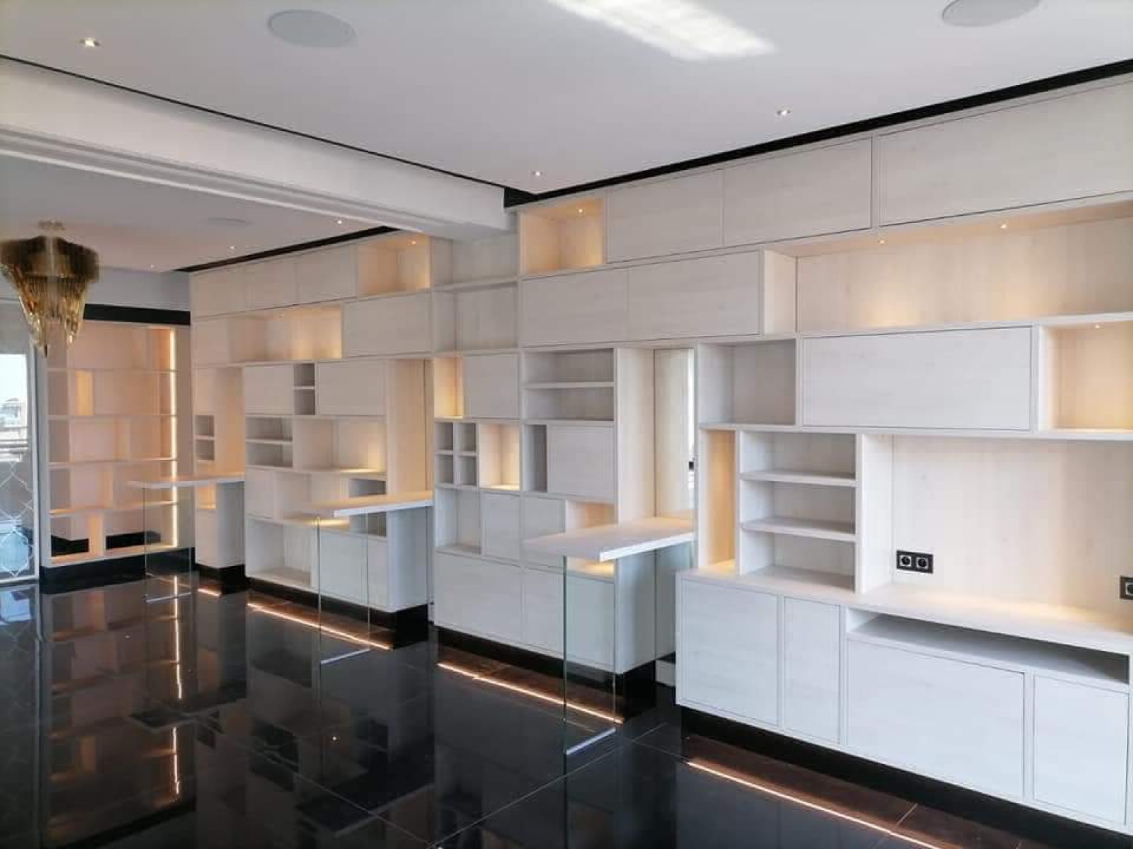 Bibliothèque avec présentoirs verres