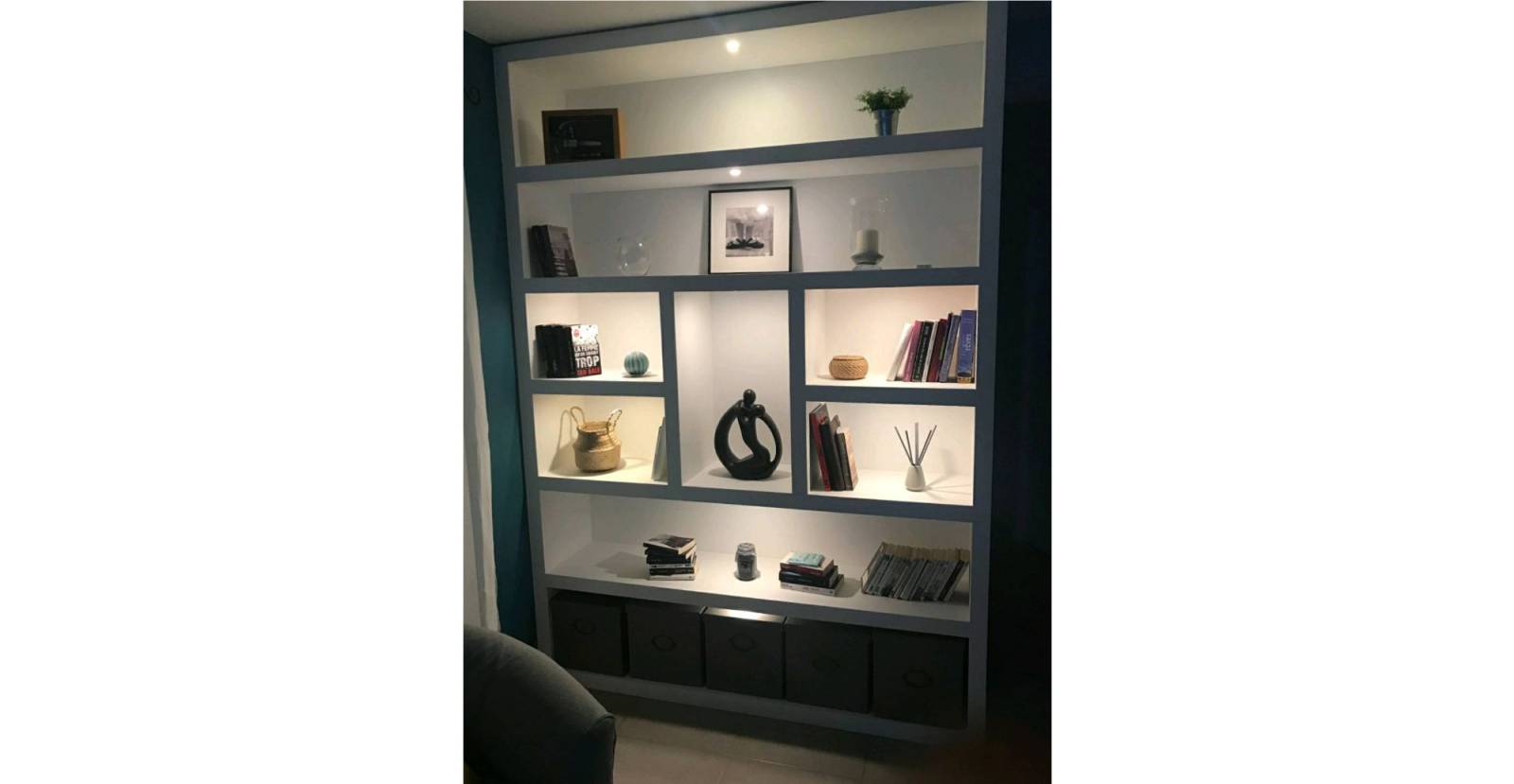 Aménagement d'une bibliothèque sur mesure en médium à Eguilles dans le 13 pour s'intégrer parfaitement avec les murs de la maison.