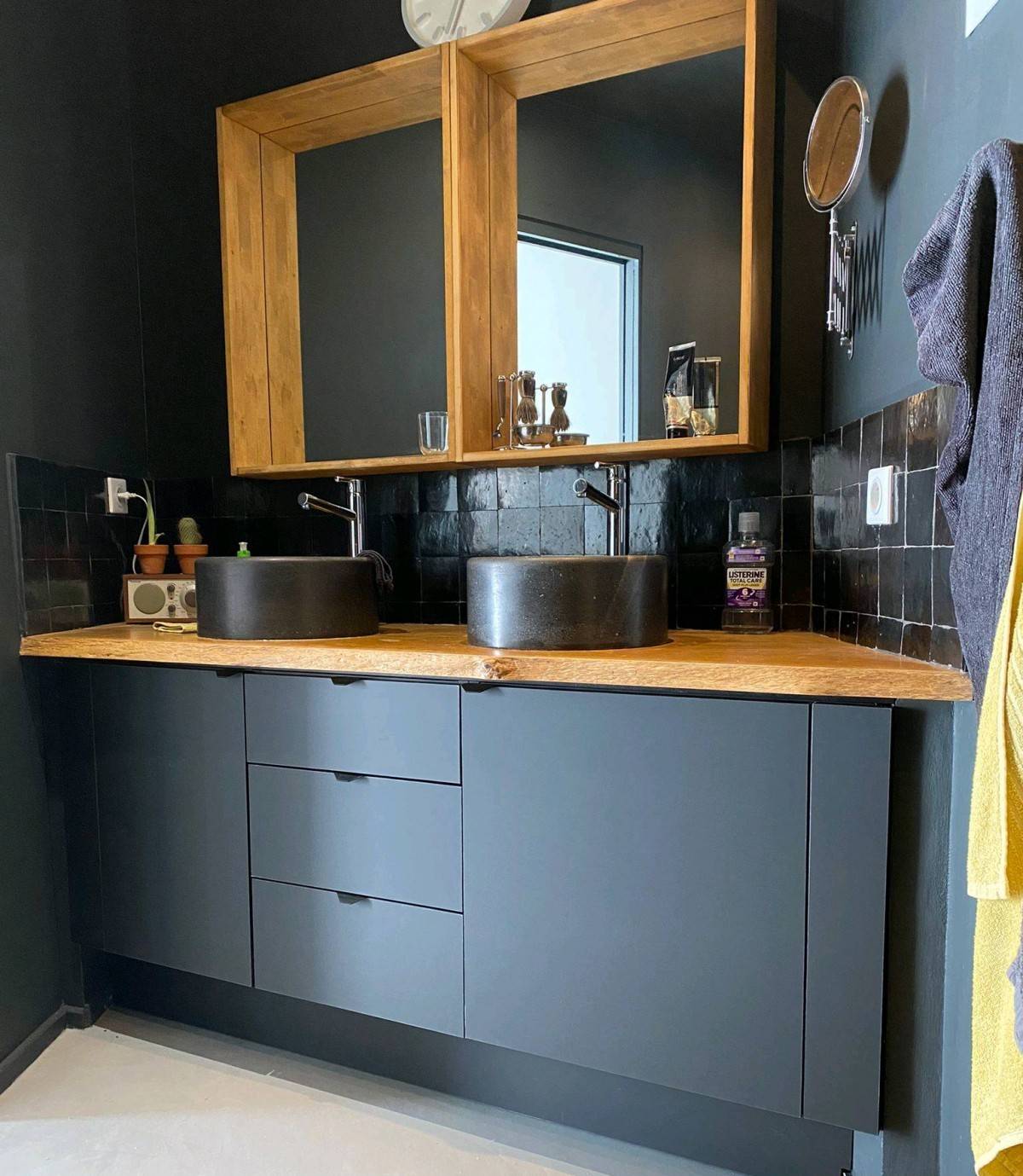 salle de bain noir et bois 