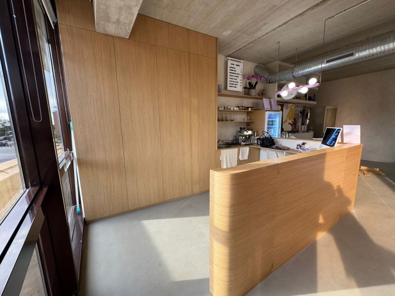 réalisations d'un club de gym et fitnesse avec rangement, acceuil en panneaux décors bois à Marseille 