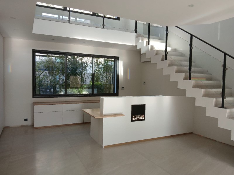 réalisations d'un agencement acceuil pour un constructeur de maison à Eguilles dans les Bouches du Rhône. 