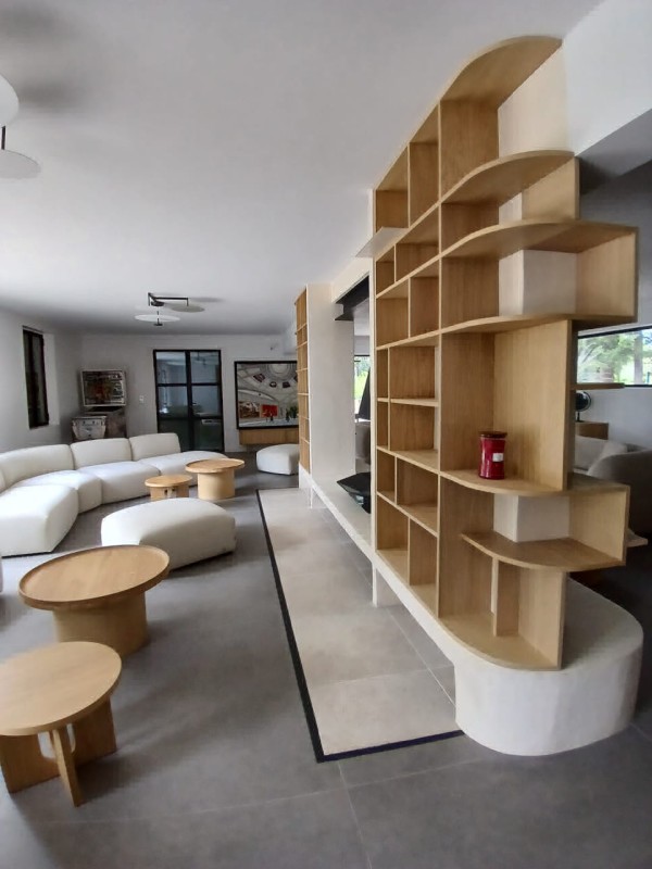 bibliothèque sur mesure en chêne autour d'une cheminée dans le Luberon 