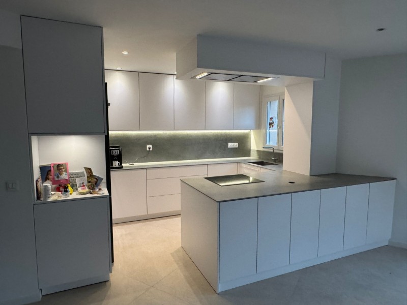 cuisine sur mesure blanche avec plateau céramique à Marseille 