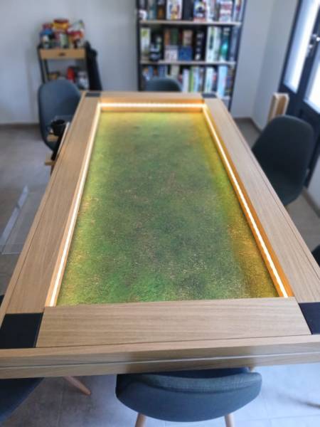 LED intégrées avec profil diffuseur à l'intérieur des tables de jeux Damys pour une immersion totale dans les Bouches du Rhône.