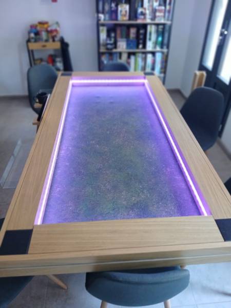LED intégrées avec profil diffuseur à l'intérieur des tables de jeux Damys pour une immersion totale dans les Bouches du Rhône.