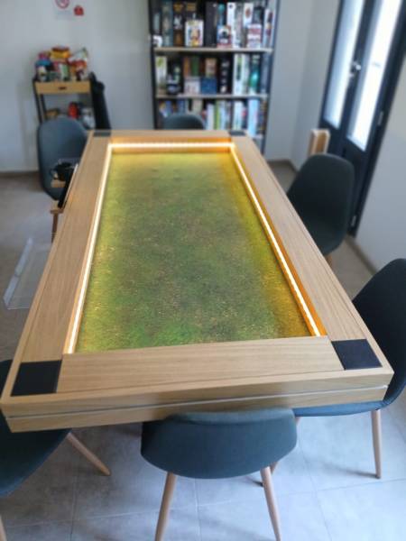 LED intégrées avec profil diffuseur à l'intérieur des tables de jeux Damys pour une immersion totale dans les Bouches du Rhône.