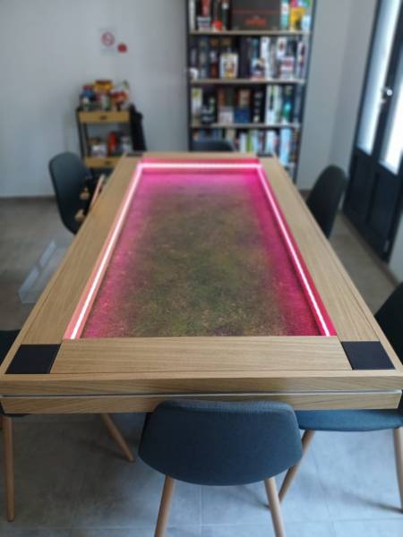 LED intégrées avec profil diffuseur à l'intérieur des tables de jeux Damys pour une immersion totale dans les Bouches du Rhône.