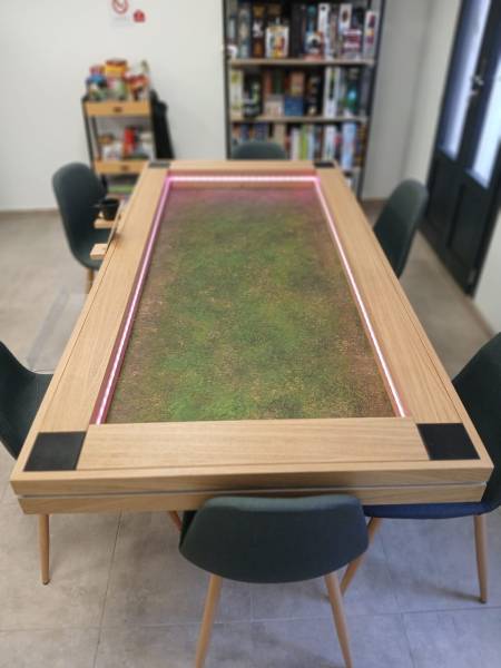 LED intégrées avec profil diffuseur à l'intérieur des tables de jeux Damys pour une immersion totale dans les Bouches du Rhône.