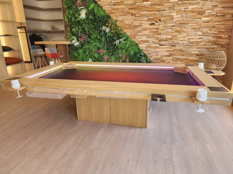 table de jeux de société convertible en table de salon élégante dans le sud de la France proche d'Aix en Provence