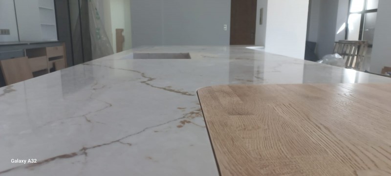 cuisine sur mesure en bois avec plateau pierre naturelle au Baux de Provence