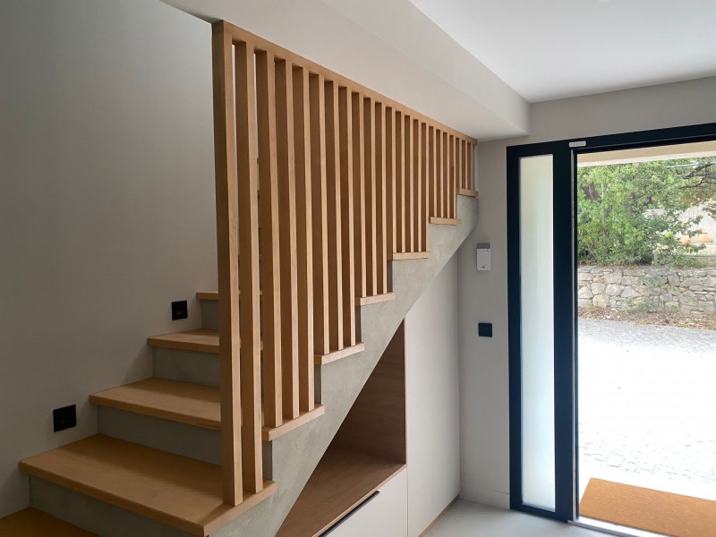Meuble sous excalier et claustra en hetre et cachemire