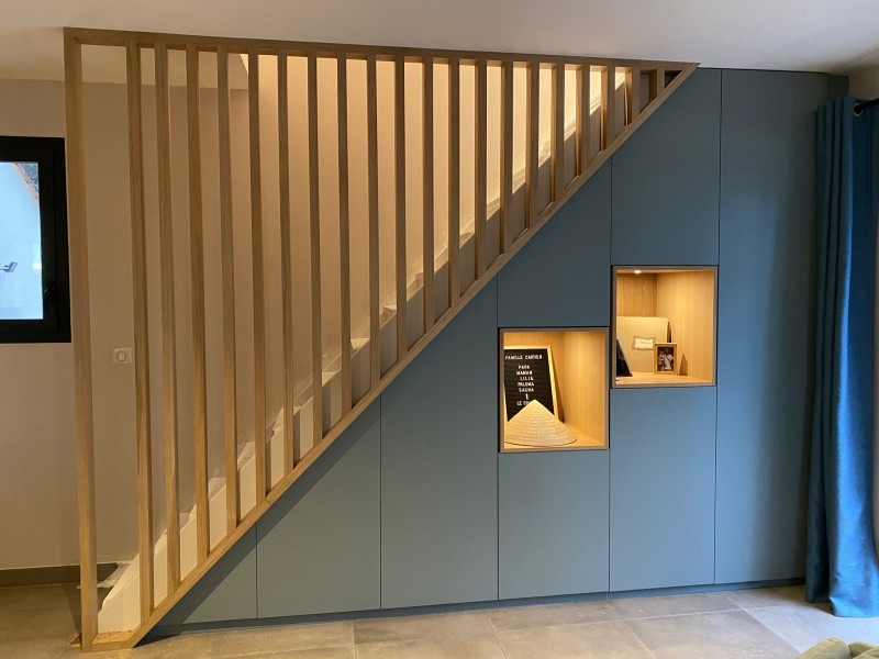 Ensemble chambre parentale à Velaux dans le 13 avec une coiffeuse et un habillage de mur et tete de lit en claustra bois
