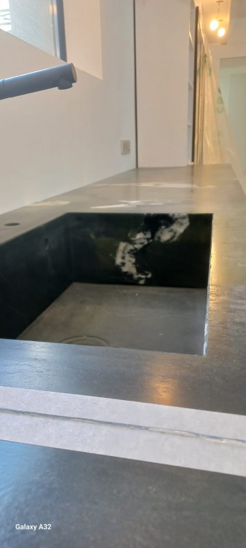 cuisine sur mesure en bois avec plateau pierre naturelle au Baux de Provence