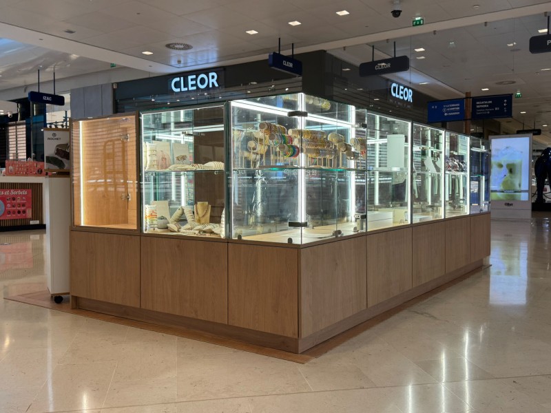 fabrication et installation d'un kiosque pour une enseigne spécialisée dans les montres au vieux port à Marseille. 