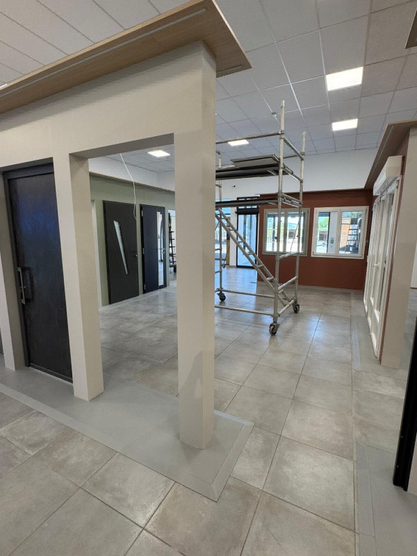 Création d’un espace de vente et d’exposition de menuiseries intérieurs et extérieurs sur mesure à Gignac-la-Nerthe par Damys Aménagement.