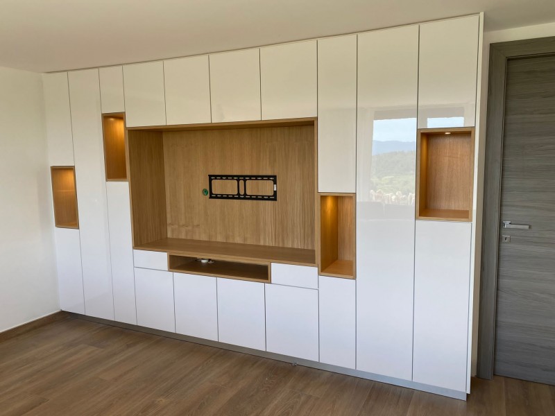 Niche munie d'une attache televiseur murale