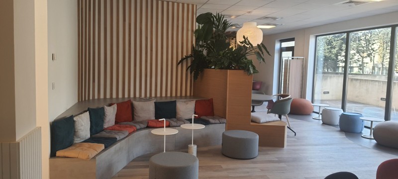 création d'un work café à Marseille avec baquettes et habillages en bois.