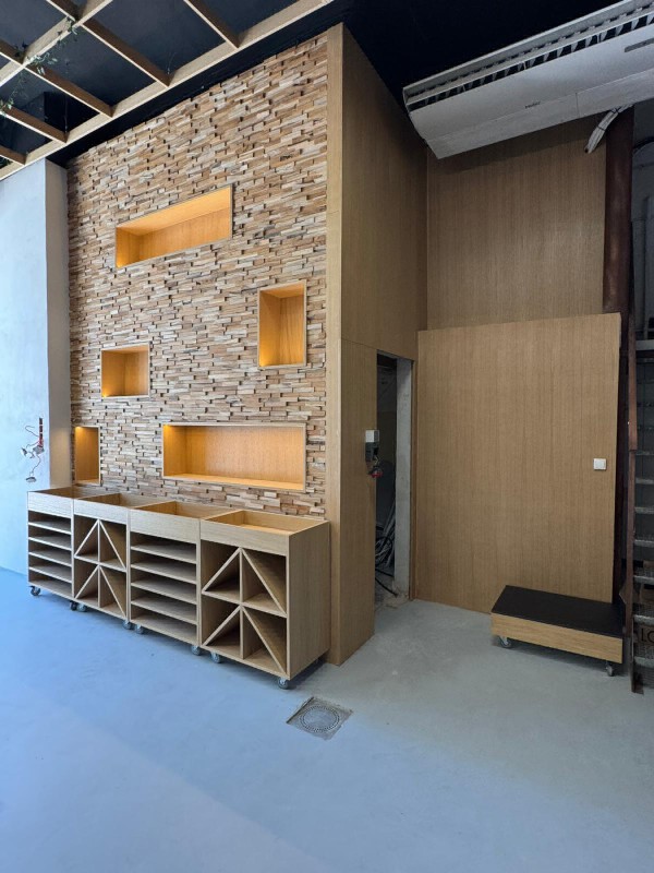 habillage de mur en parements bois et niches