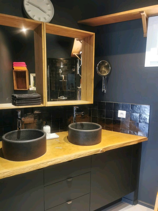 Conception d'un meuble de salle de bains sur mesure en noir laqué mat à Eguilles dans les Bouches-du-Rhône