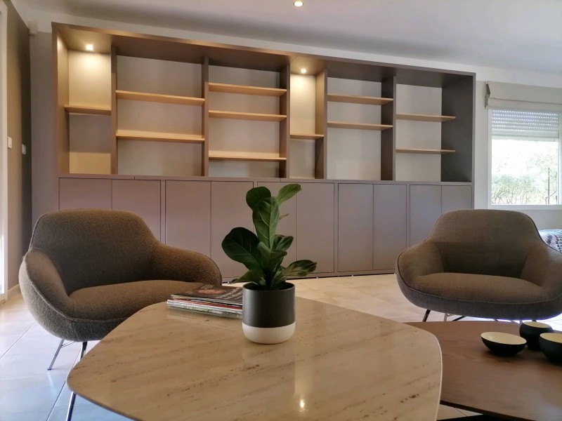 Aménagement d'un meuble sur mesure avec une télé robotisé - bibliothèque sur mesure à Rognac avec télé cacher.