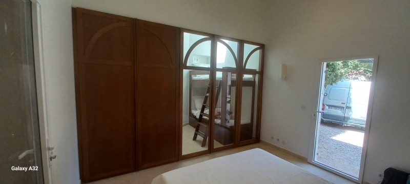 Chambre à coucher avec lit superposé, dressing et une Verrière sur mesure en bois foncé à la Ciotat