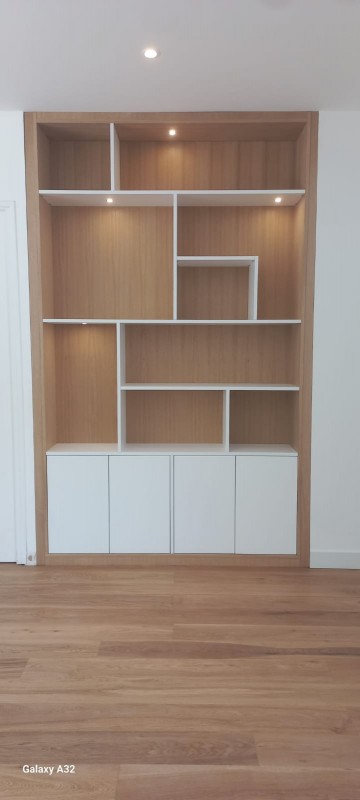 Bibliothèque sur mesure avec éclairage intégré dans une niche