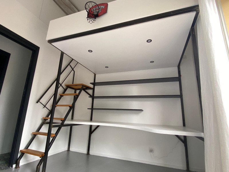 Eclairage par spots enchasses dans le bas du lit