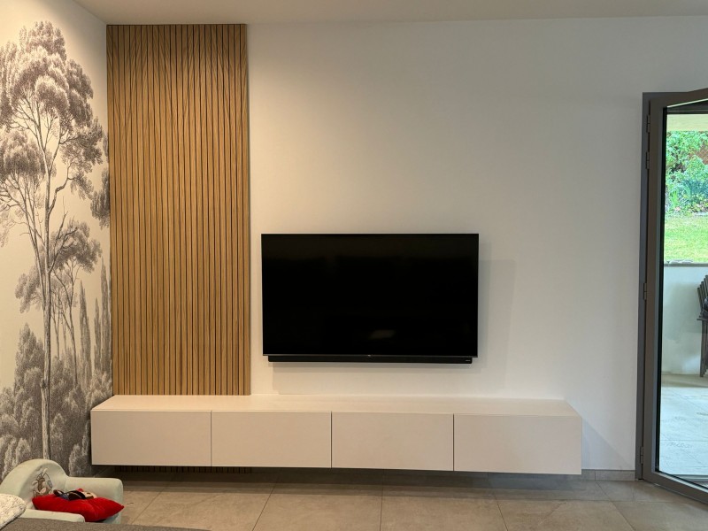 meuble TV suspendu avec persienne bois