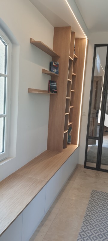 Etageres surplombant la banquette