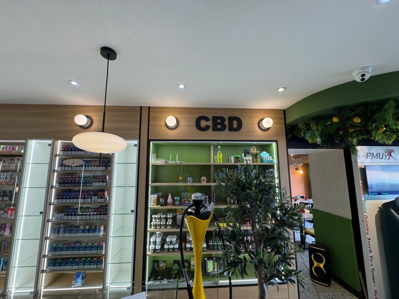 Création d’un bar-tabac moderne, élégant et fonctionnel à Marseille, une réalisation signée Damys Aménagement pour un espace unique.