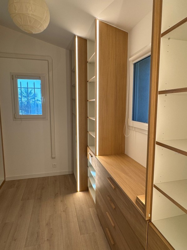 dressing avec led verticale dans les montants