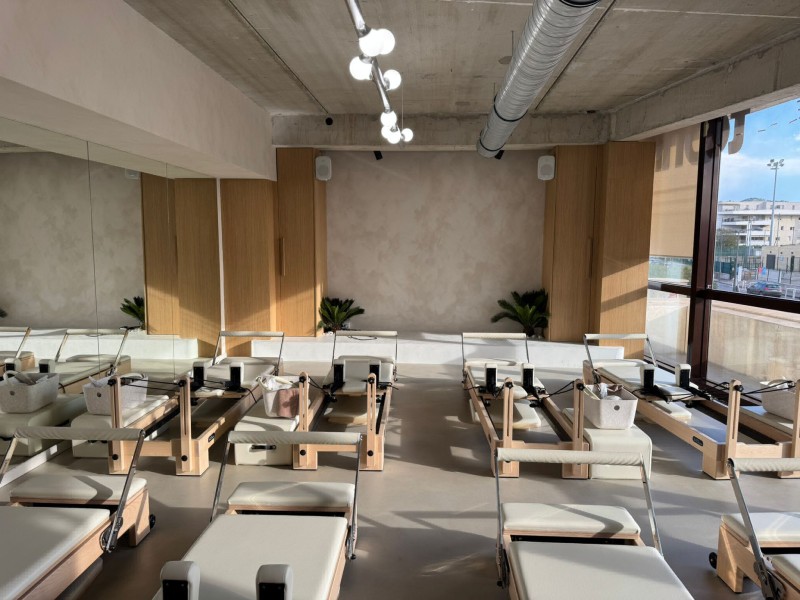 réalisations d'un club de gym et fitnesse avec rangement, acceuil en panneaux décors bois à Marseille 