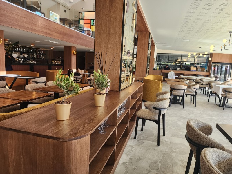 réalisations d'agencement sur mesure en chêne pour restaurant à Marseille 