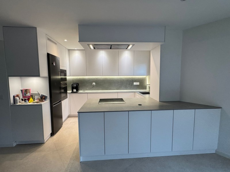 cuisine sur mesure blanche avec plateau céramique à Marseille 