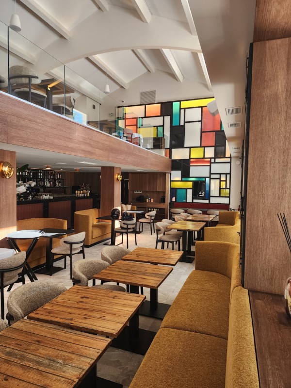 réalisations d'agencement sur mesure en chêne pour restaurant à Marseille 