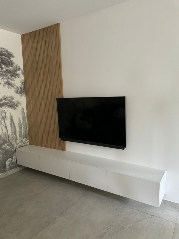 Claustra bois sur meuble tv