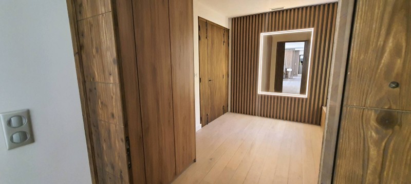 Persiennes en noyer et miroir rétroéclairé