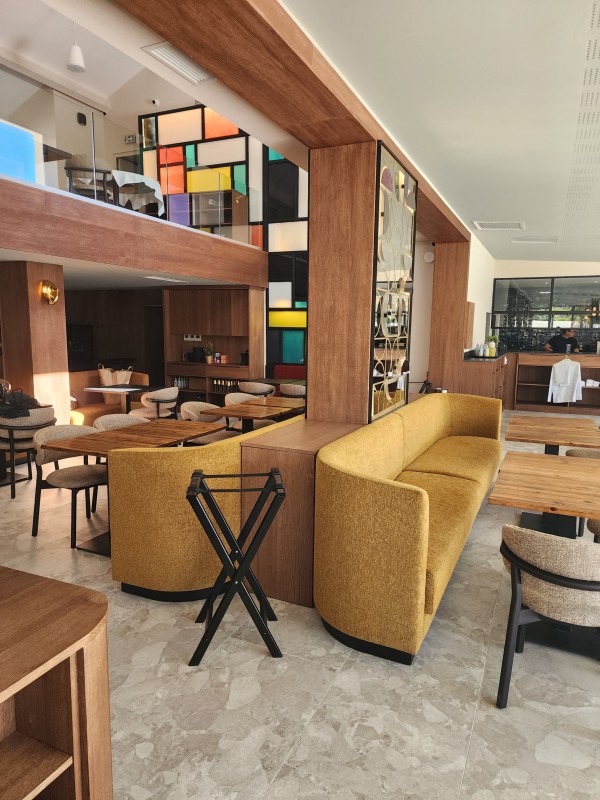 réalisations d'agencement sur mesure en chêne pour restaurant à Marseille 