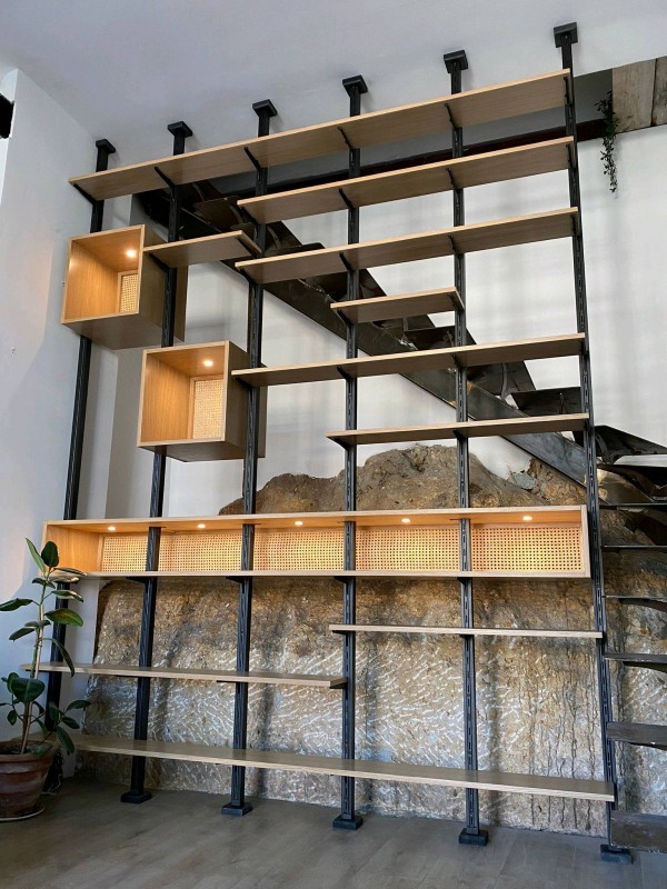 Bibliothèque style industriel avec niches en bois