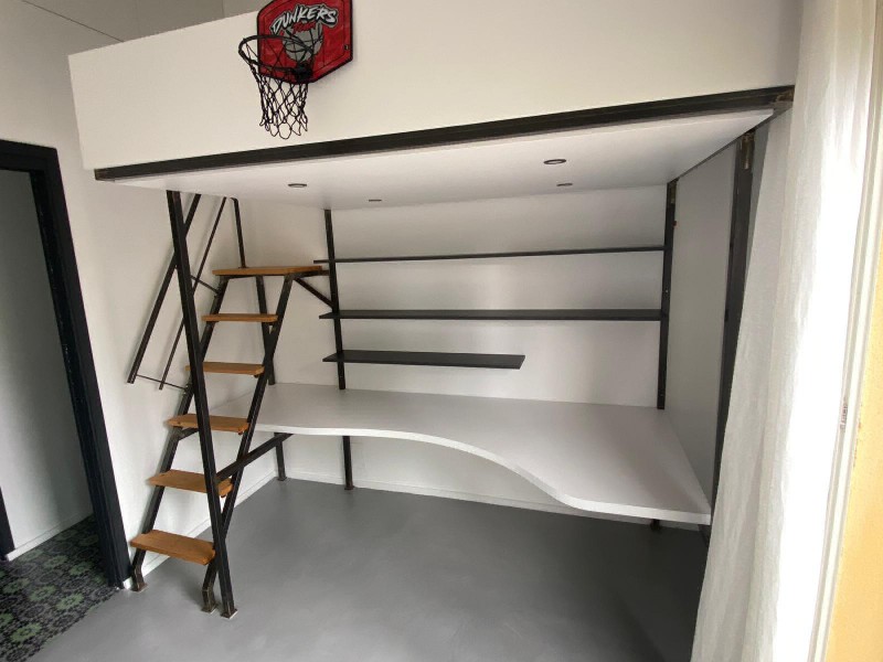Réalisation d'un lit mezzanine de style industriel surplombant un grand bureau dans une chambre d'adolescent à Eguilles 13.