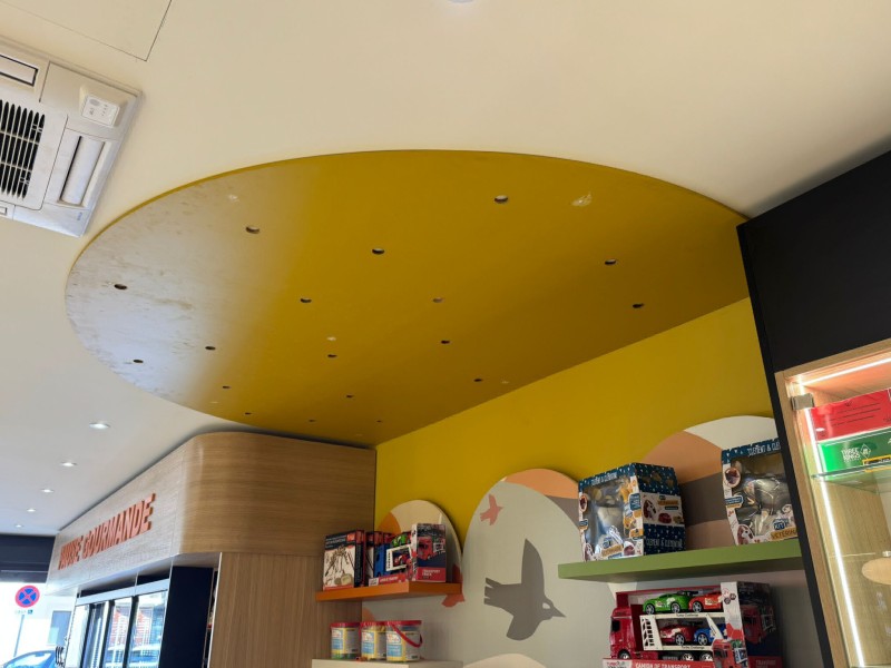 Création d’un bar-tabac moderne, élégant et fonctionnel à Marseille, une réalisation signée Damys Aménagement pour un espace unique.