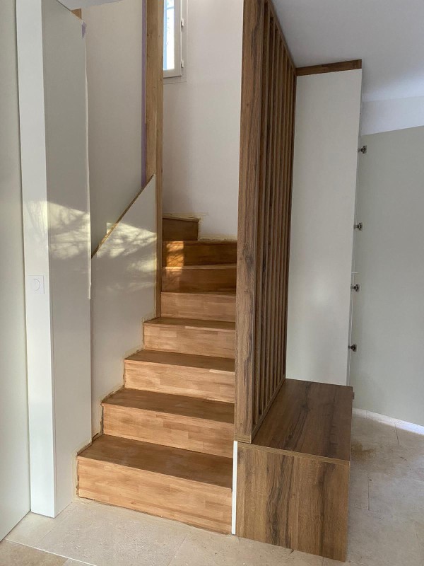 escalier sur mesure avec rangement intérieur en bois à Venelles dans les Bouches du Rhône 