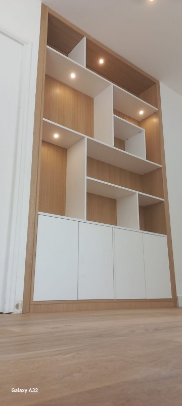 Bibliothèque pour salle à manger en blanc et bois